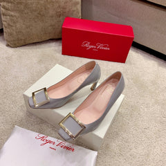 BELLE VIVIER PUMPS IN LIGHT GREY GLOSSY CALFSKIN GOLD BUCKLE