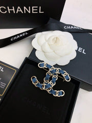 DOUBLE C BROOCH IN GOLD METAL WITH BLUE DENIM THREADED CHAIN