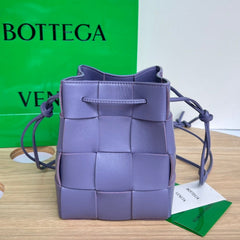 SMALL CASSETTE BUCKET 18 IN ULTRA VIOLET CALFSKIN