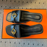 ILOT FLAT SANDAL IN BLACK CALFSKIN