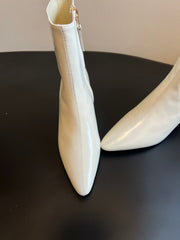 BOTTEGA VENETA 26S POINTED-TOE BOOTS 50 MM IN CREAM WHITE CALFSKIN