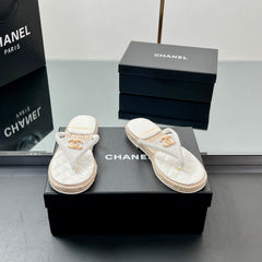 FLIP-FLOPS IN WHITE LAMBSKIN WITH RAFFIA