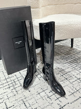 YSL 25S PLATFORM KNEE-HIGH BOOTS 70 MM IN BLACK GLOSSY LAMBSKIN