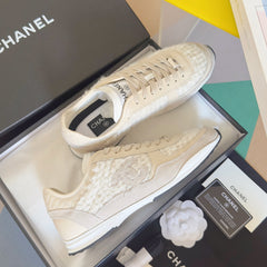 CHANEL 25S SNEAKERS 20MM IN WHITE CALFSKIN AND SUEDE