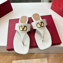 VLTN THONG SANDALS 25S IN WHITE LAMBSKIN WITH GOLD HARDWARE