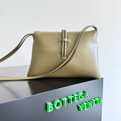 BOTTEGA VENETA 25S MEDIUM LIBERTA BAG 27 IN OLIVE GREEN CALFSKIN GOLD HARDWARE