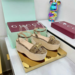 GG HIGH WEDGE SANDALS IN DARK BEIGE FABRIC AND RAFFIA WITH GOLD HARDWARE