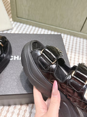 CHANEL 25S SANDALS IN BLACK PATENT CALFSKIN GOLD HARDWARE