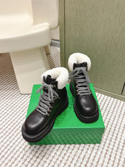 BOTTEGA VENETA 26S LUG ANKLE BOOTS IN BLACK CALFSKIN AND WHITE WOOL