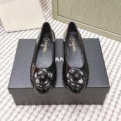 CHANEL 25S BALLET FLAT ROUND TOE IN BLACK PATENT SHEEPSKIN WITH CAMELLIA