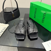 BOTTEGA VENETA 26S SANDALS IN BLACK CALFSKIN AND RAFFIA