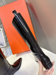 HM 25S POINTED-TOE KNEE-HIGH BOOTS IN BLACK GLOSSY LAMBSKIN