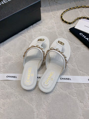 CC THONG SLIPPERS IN WHITE LAMBSKIN MIX CHAIN