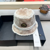 BUCKET HAT IN BEIGE TAN LAMBSKIN AND WHITE FLEECE 426222