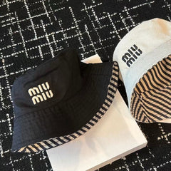 MM CLASSIC REVERSIBLE BUCKET HAT IN LIGHT BEIGE AND BLACK FABRIC