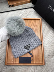 BEANIE HAT IN DOVE GRAY WOOL 352363