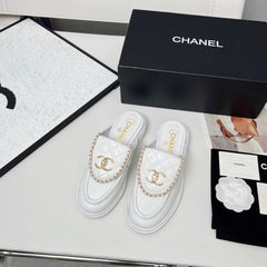 CHANEL 25S MULES WITH CHAIN DETAIL IN WHITE CALFSKIN GOLD HARDWRE