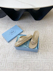 THICK-SOLED FLIP FLOPS IN ECRU BEIGE RUBBER