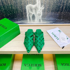 ALFIE LEATHER FLAT MULES IN EMERALD GREEN PATENT CALFSKIN WITH WOVEN DESIGN