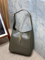 LE 5 À 7 SMALL SUPPLE 22 IN DARK GREEN CALFSKIN GOLD BUCKLE