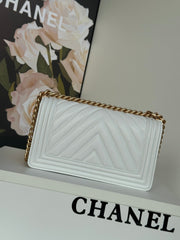 CHANEL BOY 25S 25 CM IN WHITE LAMBSKIN WITH GOLD HARDWARE