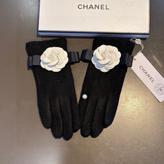 GLOVES IN BLACK WOOL WITH WHITE FLOWER 456326