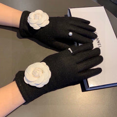 GLOVES IN BLACK WOOL WITH LARGE WHITE FLOWER 464993