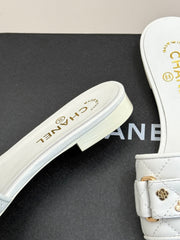 CC SLIDE SANDALS IN WHITE CALFSKIN GOLD CHARM