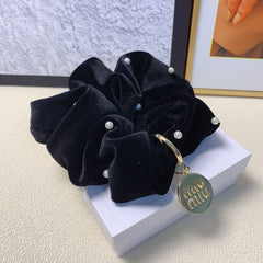 SCRUNCHIE EMBELLISHED PEARL IN BLACK VELVET GOLD TAG LOGO 136817