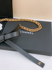 RIBBED BOW WAIST CHAIN IN GOLD TONE BRASS AND BLACK LAMBSKIN