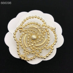 HOLIDAY SNOWFLAKE BROOCH IN WHITE PEARL AND CRYSTAL