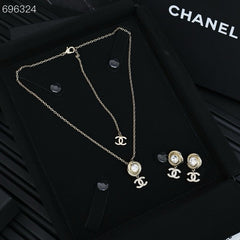 PENDANT NECKLACE IN GOLD TWISTED RIBBED DOUBLE C