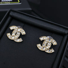 STUD EARRINGS IN GOLD METAL PEARLY WHITE AND CRYSTAL
