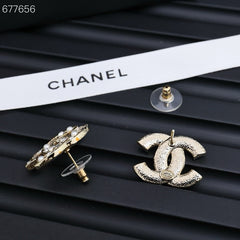 STUD EARRINGS IN GOLD METAL PEARLY WHITE AND CRYSTAL