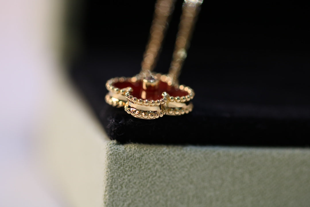 CLOVER NECKLACE GOLD DIAMOND CARNELIAN