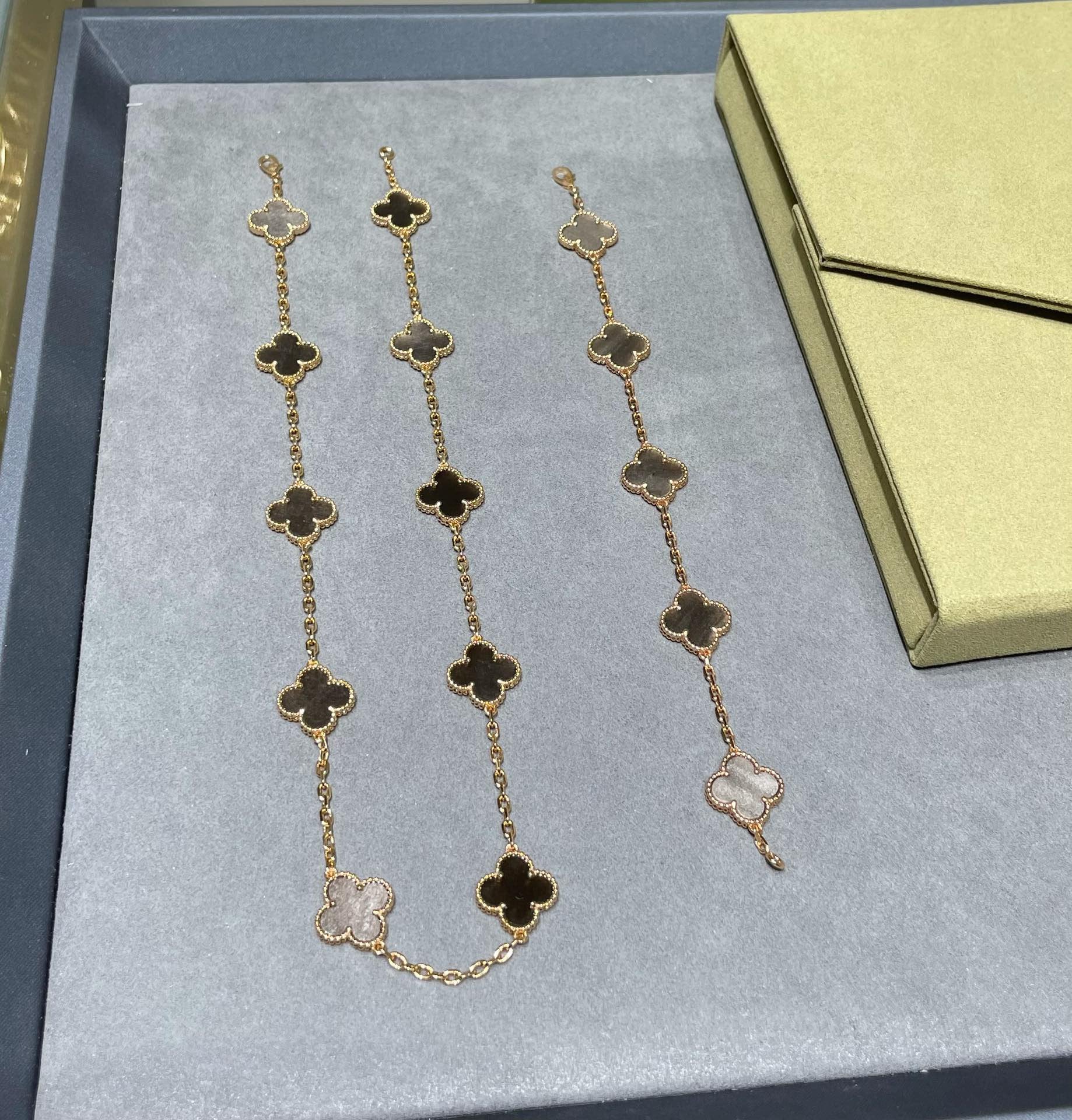 CLOVER 10 MOTIF GREY MOP PINK GOLD NECKLACE