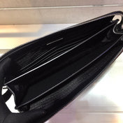CLUTCH 26 IN BLACK GRAINED CALFSKIN TRIANGLE LOGO