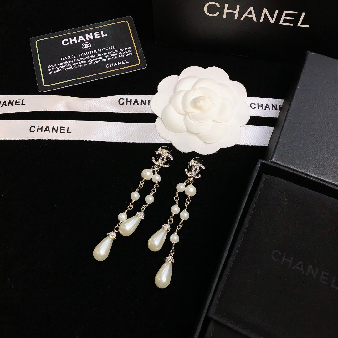 DOUBLE C EARRINGS IN GOLD METAL WITH TWO PEARL TASSELS