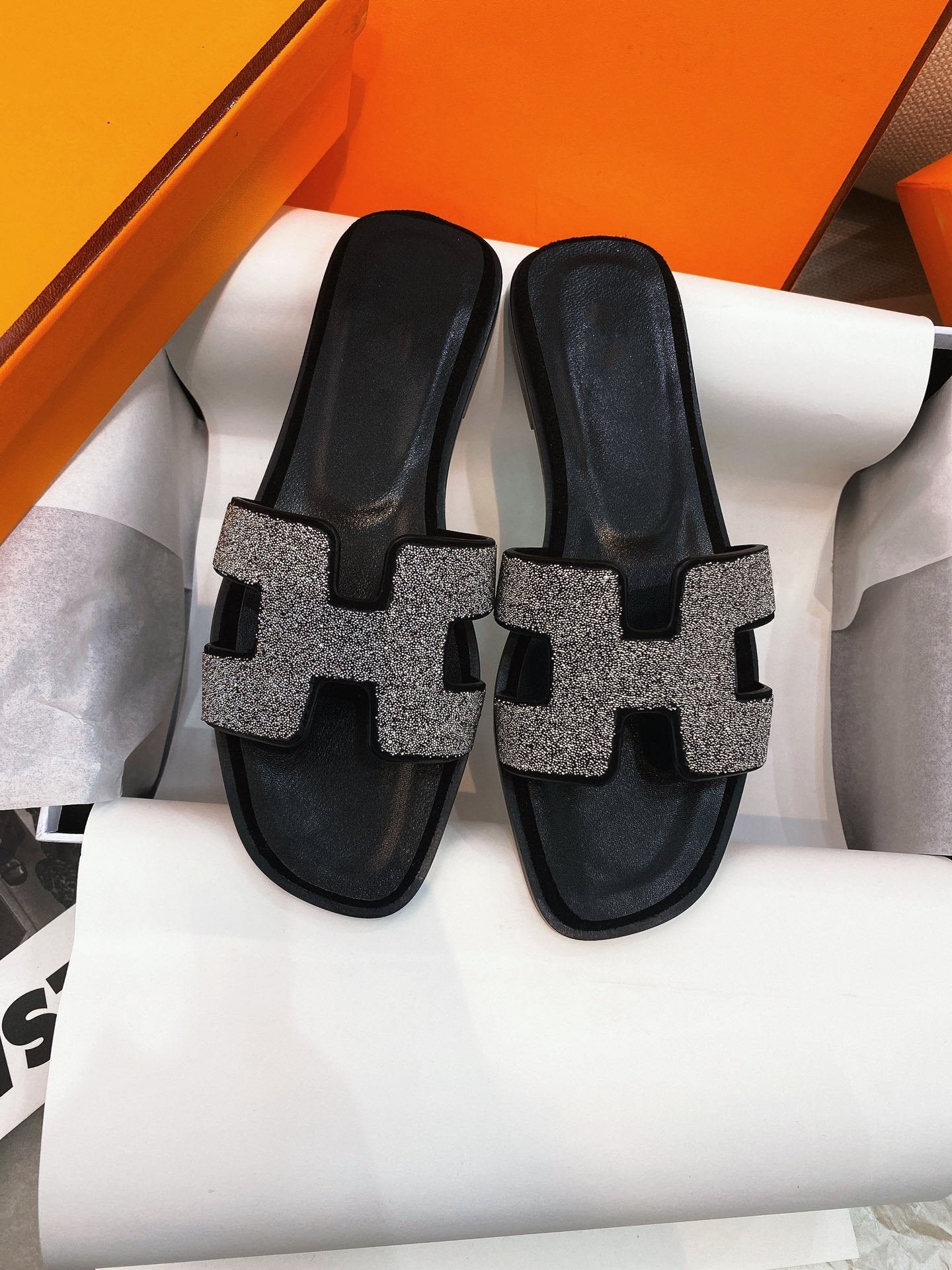 0ran Sandal Caviar Black Leather