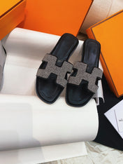 0ran Sandal Caviar Black Leather