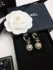 HOOP EARRINGS IN GOLD METAL WHITE PEARL CRYSTAL LOGO