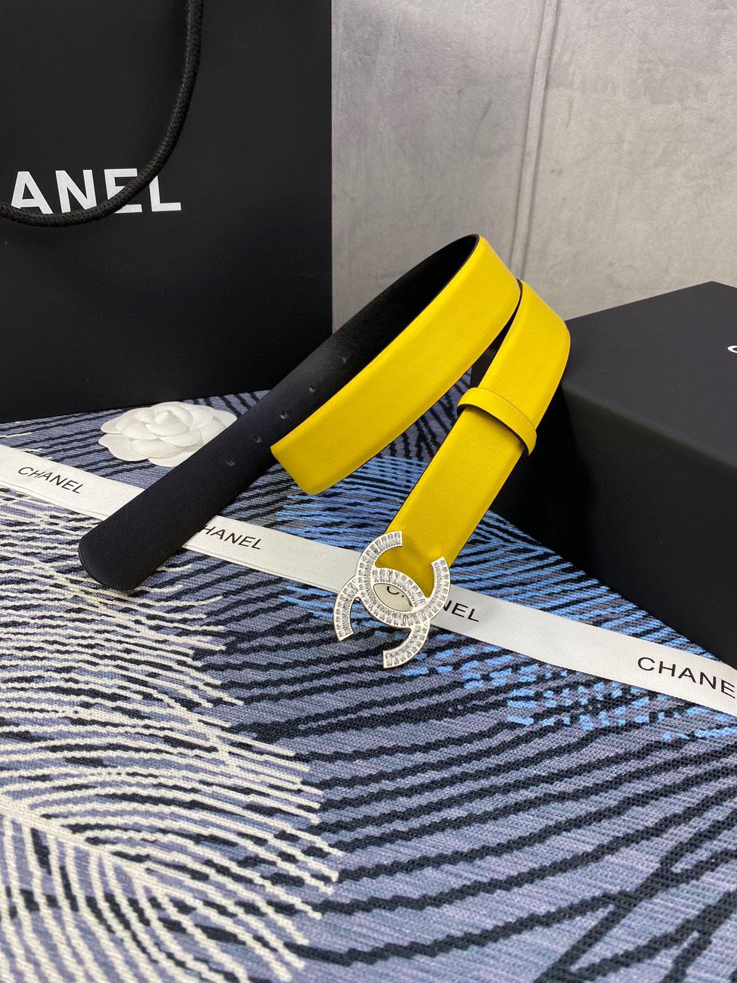 CHANEL 25S BELT 30 MM IN YELLOW CALFSKIN WITH SILVER HARDWARE 615096