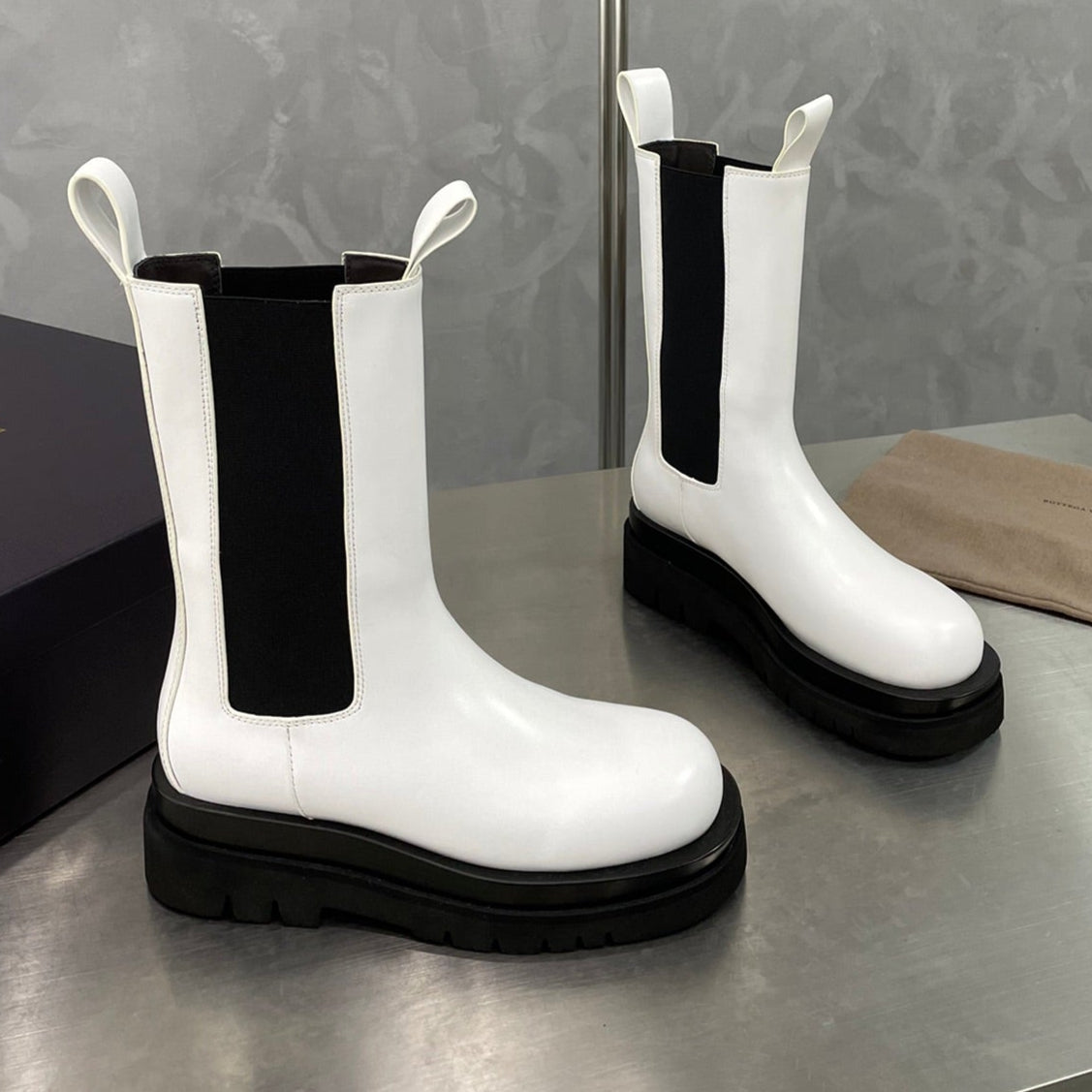 LUG CHELSEA BOOT IN WHITE CALFSKIN