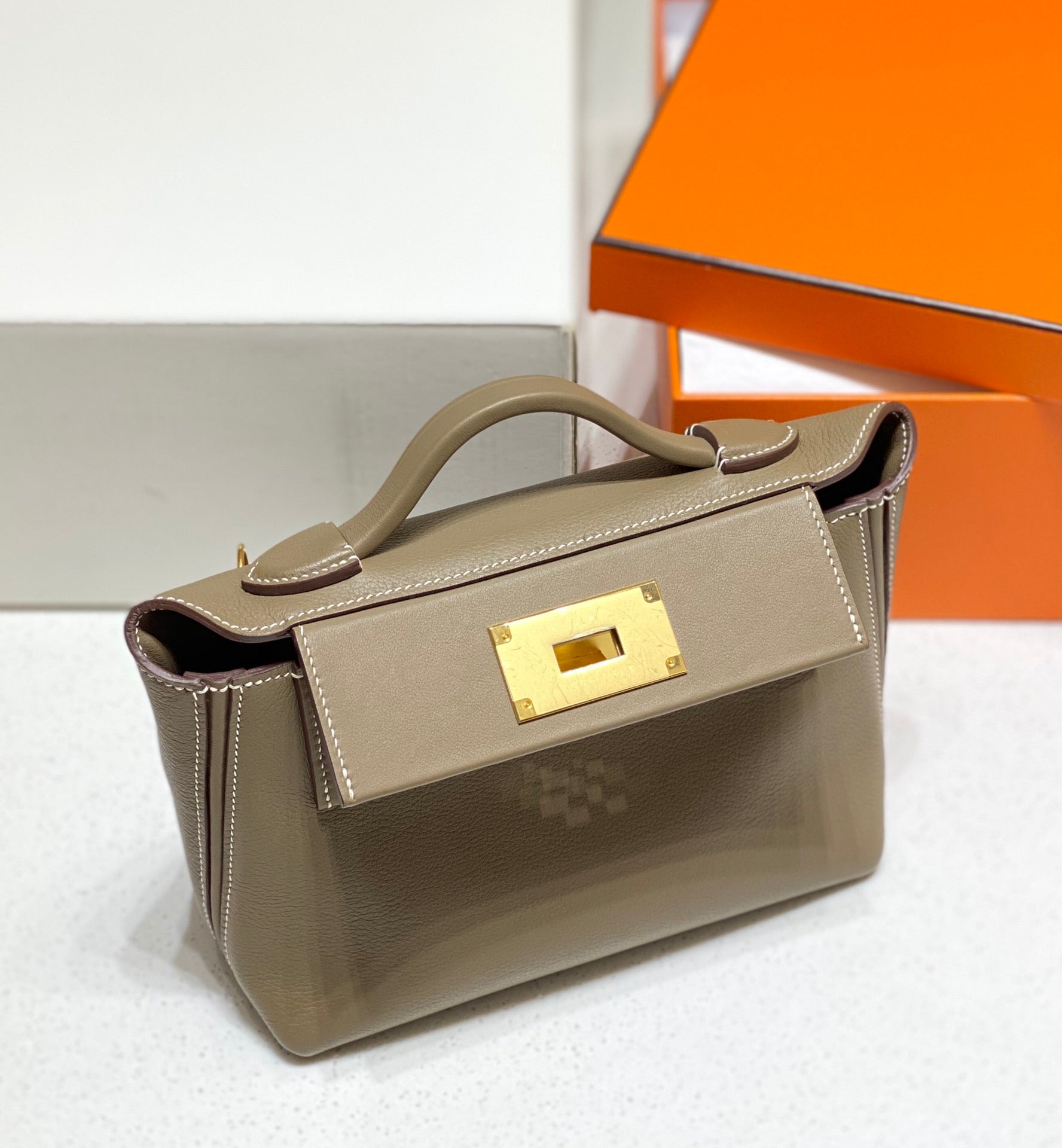 MINI 24/24 21CM IN TOGO ETOUPE EVERCOLOR CALFSKIN GOLD KELLY BUCKLE