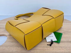 SMALL ARCO TOTE 30 IN TULIP TREE YELLOW LAMBSKIN