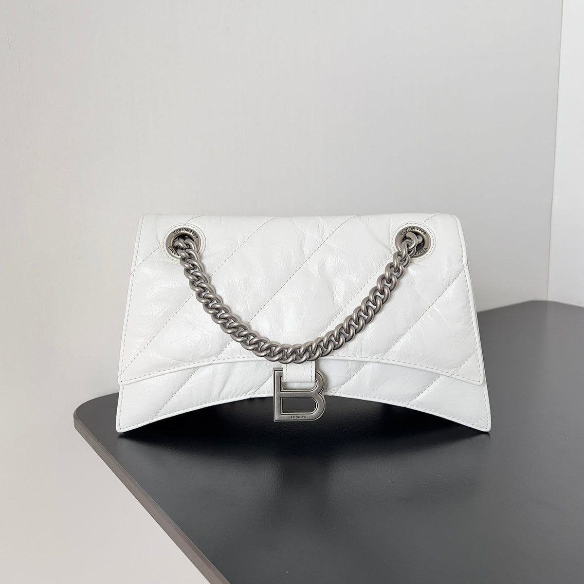 CRUSH CHAINED BAG 25 IN WHITE QUILTED CRUSHED CALFSKIN SILVER HARDWARE