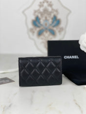 CC FLAP CARD HOLDER 11 BLACK GRAINED CALFSKIN GOLD ICON