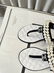 CLASSIC THONG SANDALS PEARL CHAIN IN WHITE LAMBSKIN