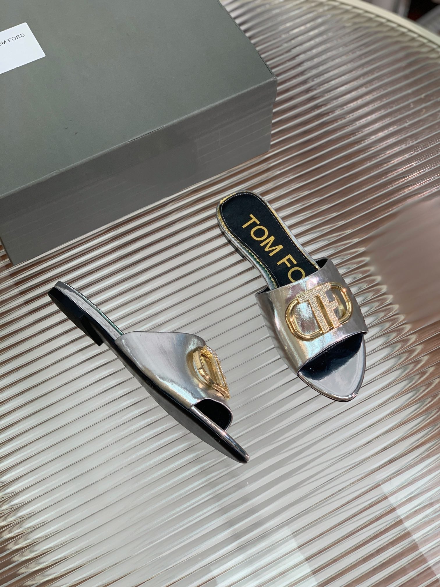 FLAT SLIDE IN SILVER METALLIC CALFSKIN