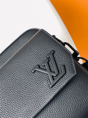 LV 25S FASTLINE MESSENGER BAG 23 IN BLACK CALFSKIN